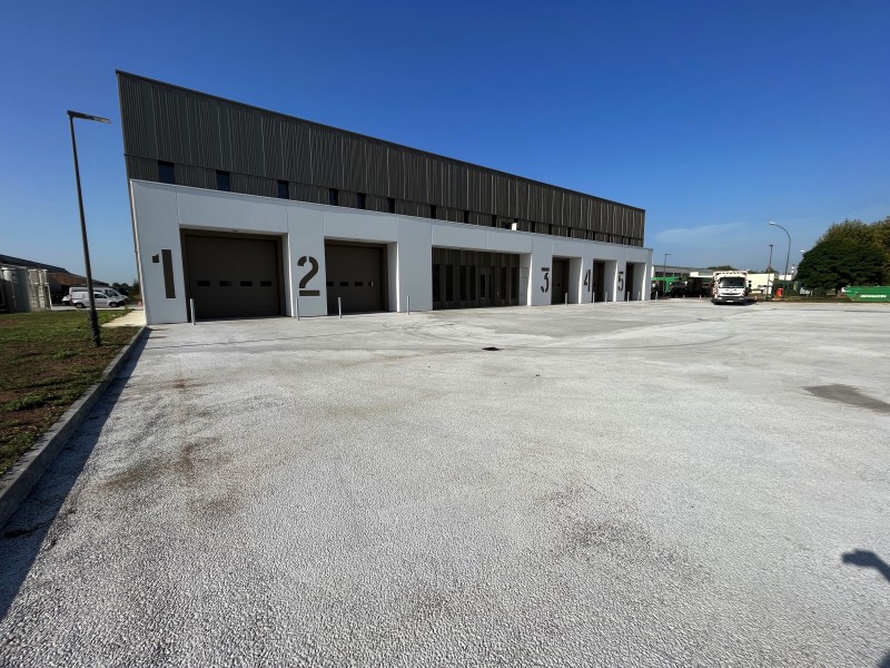 Façade du nouveau bâtiment de maintenance à Vayres