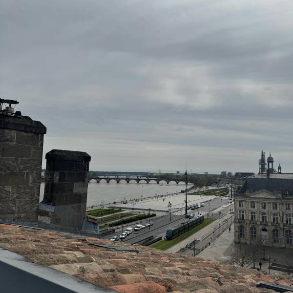 Installation d’une climatisation Daikin gainable pour un appartement à Bordeaux