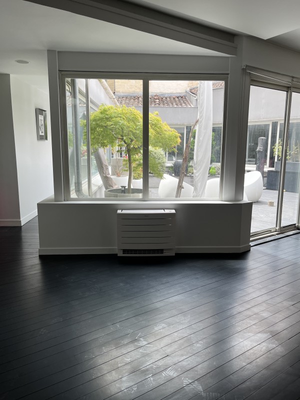 Climatisation console Daikin double flux encastrée pour le salon du loft à Bordeaux Saint pierre