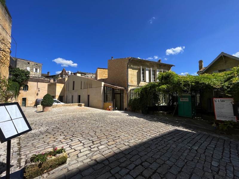Façade principale des logis de la cadène à Saint Emilion