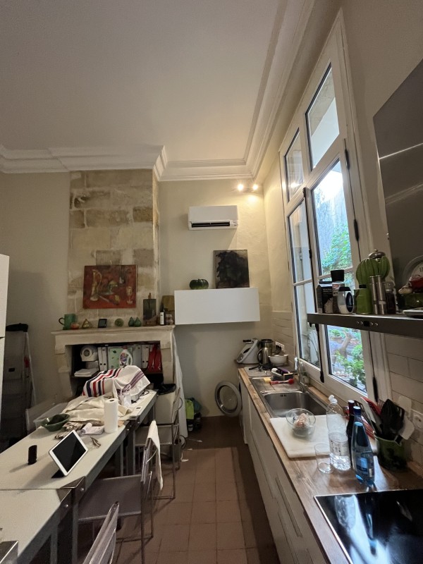 Pose d'un mural Daikin Stylish dans la cuisine d'un appartement centre ville de Bordeaux