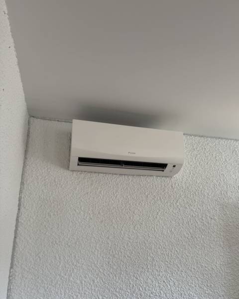 Installation de climatisation réversible dans un salon à Martignas-sur-Jalle