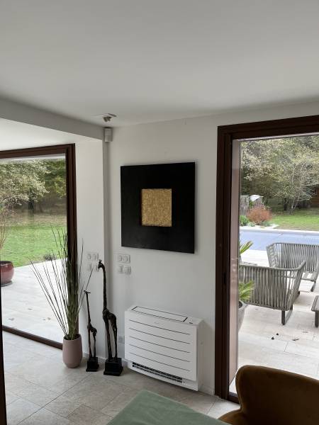 Climatisation d’une villa à Leognan près de Bordeaux avec une console Daikin perfera