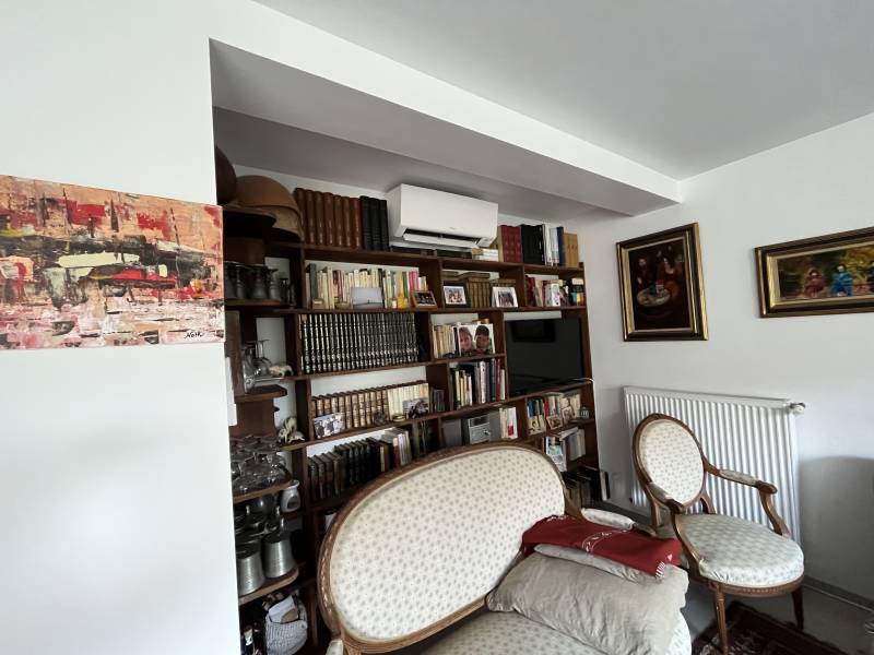 Climatisation Daikin Perfera intégrée dans la bibliothèque de cette maison de ville à Talence 