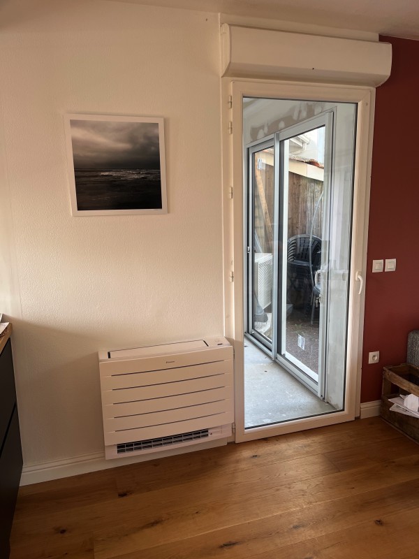 Console double flux daikin encastrée pour la partie séjour cuisine d'une maison mitoyenne à La Brède